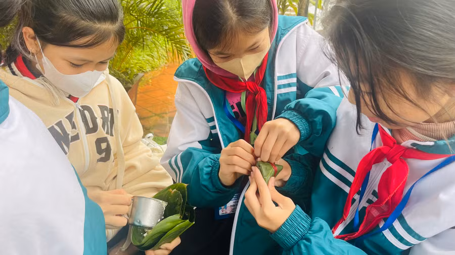 Những chiếc bánh Cóc (tương tự bánh chưng nhưng nhỏ hơn) được các em khéo léo tạo hình. Những chiếc bánh Cóc (tương tự bánh chưng nhưng nhỏ hơn) được các em khéo léo tạo hình.