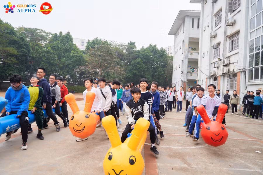 Học sinh còn tham gia các trò chơi vận động thể chất. Học sinh còn tham gia các trò chơi vận động thể chất.