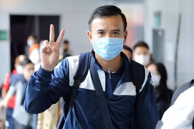 Công Phượng và đồng đội đeo kín khẩu trang khi đến Singapore - 9
