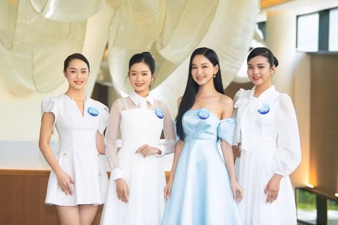 Thí sinh Như Quỳnh, Hải Yến, Trúc Linh và Thanh Thúy (từ trái qua phải) thi cùng nhóm.