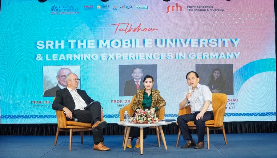GS. Ottmar Schneck - Hiệu trưởng SRH The Mobile University, GS. Phạm Văn Tất - Phó trưởng phòng Quản lý Khoa học – Tạp chí Khoa học và TS. Đoàn Minh Châu - Viện trường Viện Sau Đại học & Lãnh đạo, Trường Đại học Hoa Sen tại buổi Talkshow: “SRH The Mobile University & learning Experiences in Germany.”