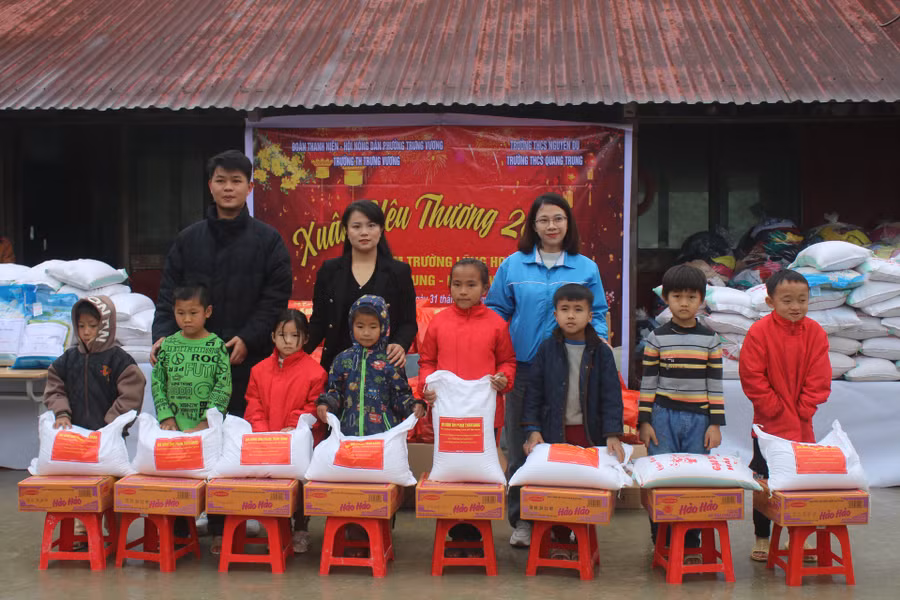 Đại diện Đoàn Thanh niên, Hội Nông dân phường Trưng Vương (TP Thái Nguyên) trao quà cho các em học sinh. Đại diện Đoàn Thanh niên, Hội Nông dân phường Trưng Vương (TP Thái Nguyên) trao quà cho các em học sinh.