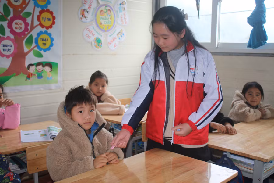Các em học sinh Trường Tiểu học Trưng Vương tặng quà và bánh kẹo cho học sinh tại điểm trường. Các em học sinh Trường Tiểu học Trưng Vương tặng quà và bánh kẹo cho học sinh tại điểm trường.