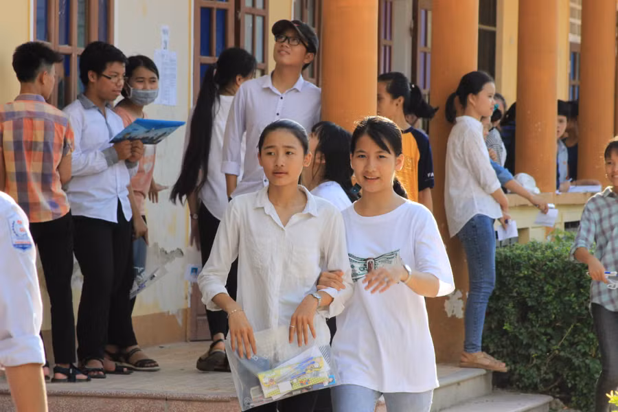 Thí sinh đến trường thi từ rất sớm Thí sinh đến trường thi từ rất sớm