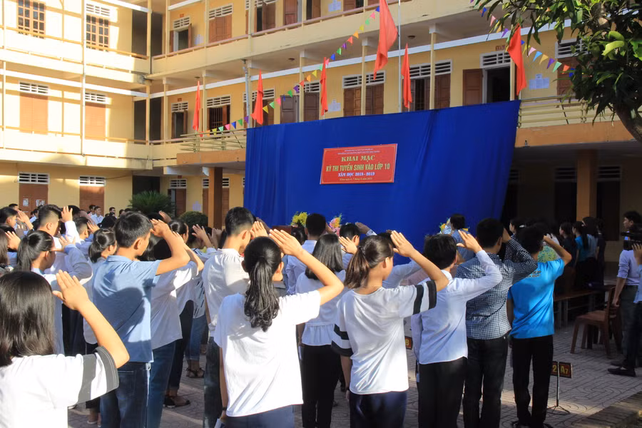 Khai mạc kỳ thi tại Hội đồng thi Trường THPT Nguyễn Duy Trinh (huyện Nghi Lộc, Nghệ An) Khai mạc kỳ thi tại Hội đồng thi Trường THPT Nguyễn Duy Trinh (huyện Nghi Lộc, Nghệ An)