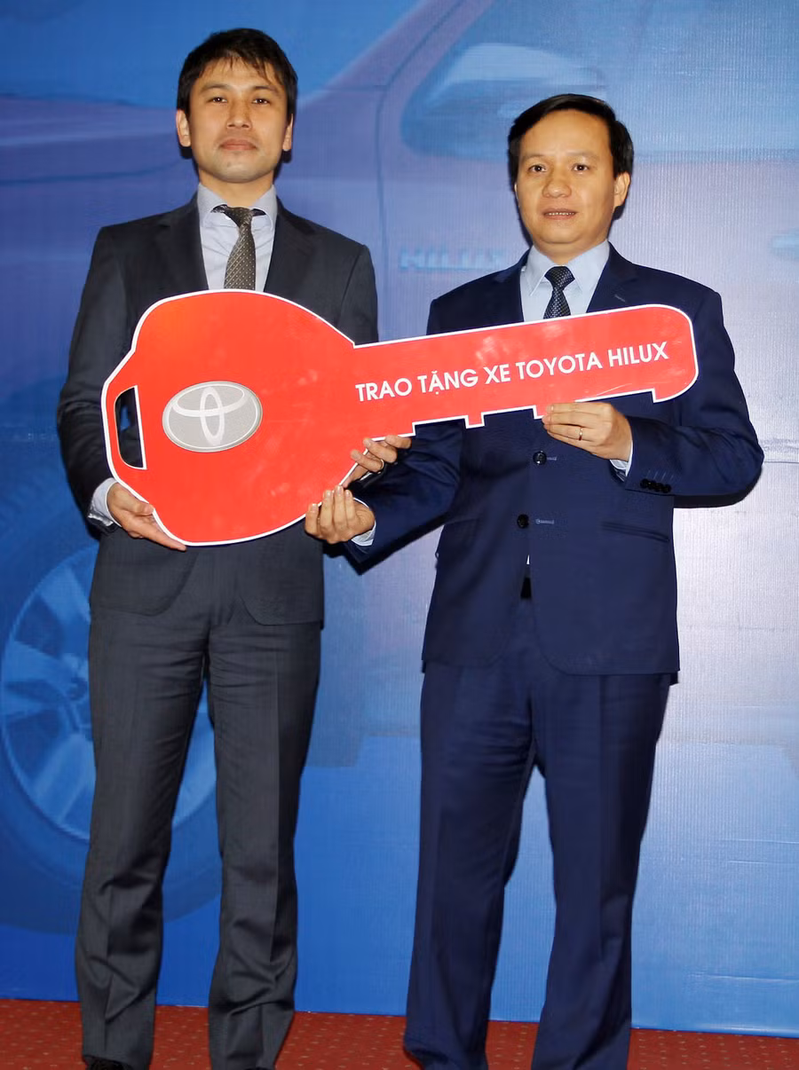 Ông Hiroshi Okamura đại diện Toyota trao xe Hilux cho Ban ATGT tỉnh Tuyên Quang