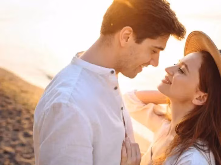 Không bao giờ sai khi đàn ông biết cách làm cho người phụ nữ của mình cảm thấy được trân trọng. (Ảnh: ITN).