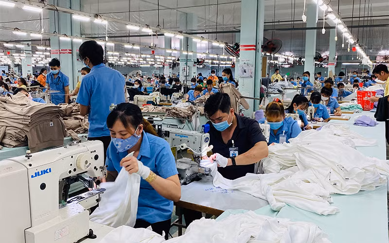 Nhiều doanh nghiệp trong các KCN-KCX tại TP.HCM yêu cầu người lao động giữ khoảng cách và đeo khẩu trang khi làm việc.