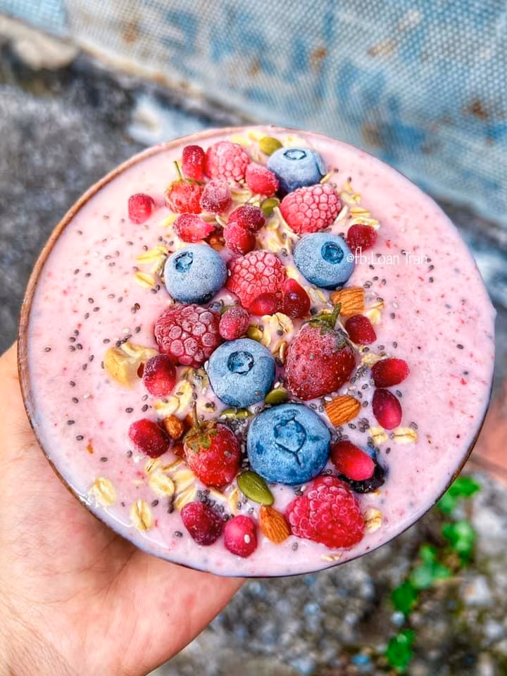 Smoothie: Dâu tây, mâm xôi, sữa chua Hy Lạp,chuối, gai dầu, vụn dừa.