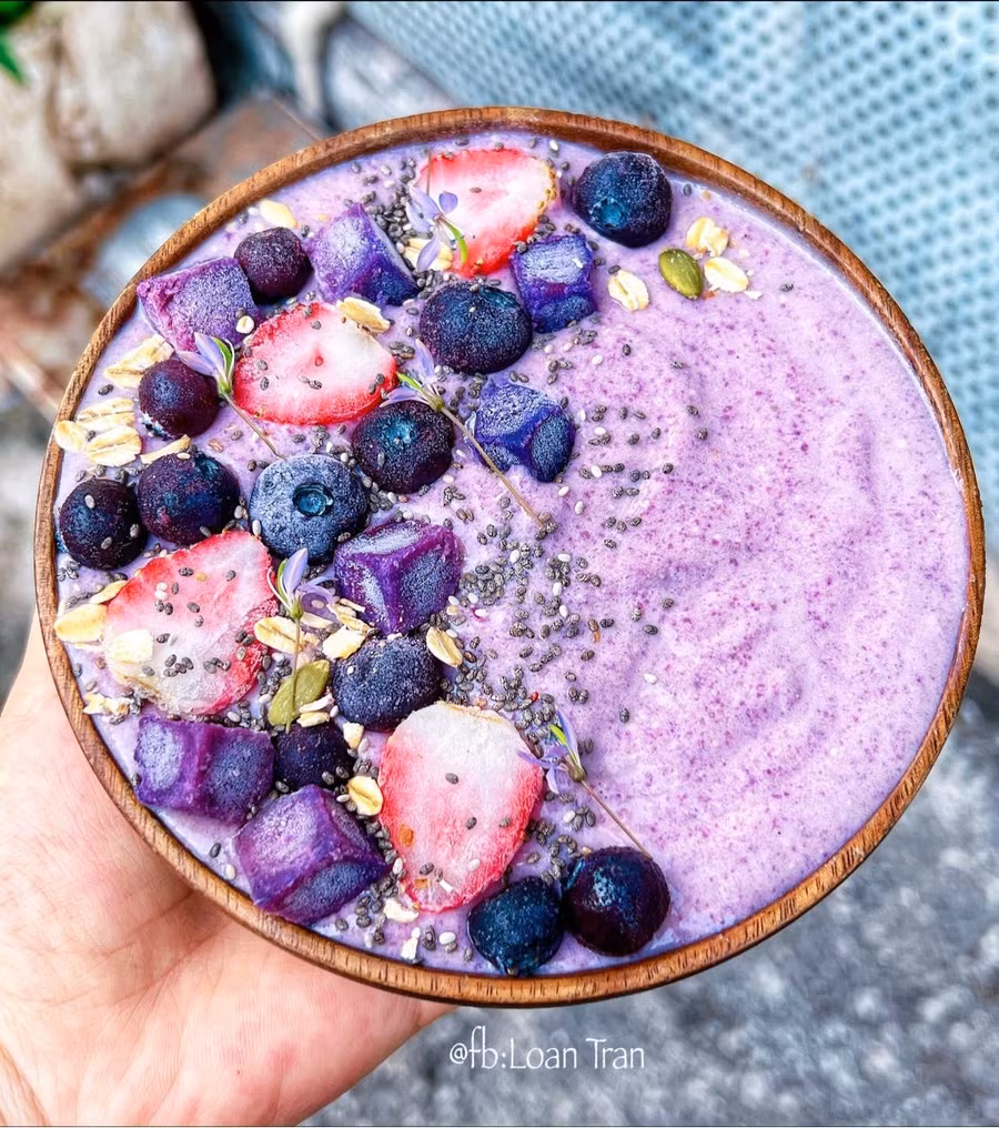 Tô smoothie khoai lang tím - chuối - sữa chua Hy Lạp - ngũ cốc - gai dầu.