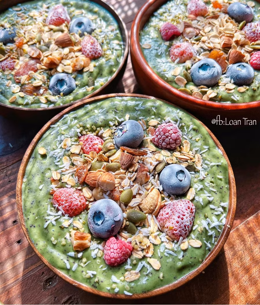 Smoothie: Cải bó xôi, chuối, bơ, dâu tây, việt quất, sữa chua, nước whey.
