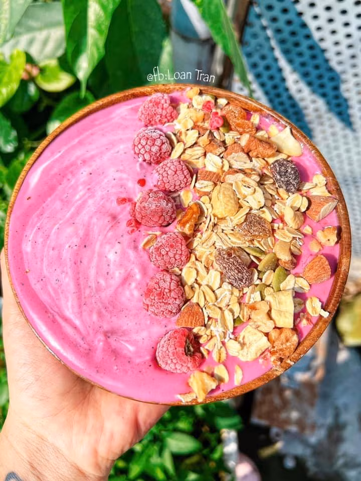 Smoothie: Chuối - bơ - thanh long đỏ - sữa chua Hy Lạp.