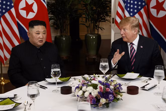 Ông Trump và ông Kim trong bữa tối ngày 27/2. Ảnh: AP. Cua huynh de, gan ngong va che hat sen cho bua toi Trump - Kim hinh anh 1