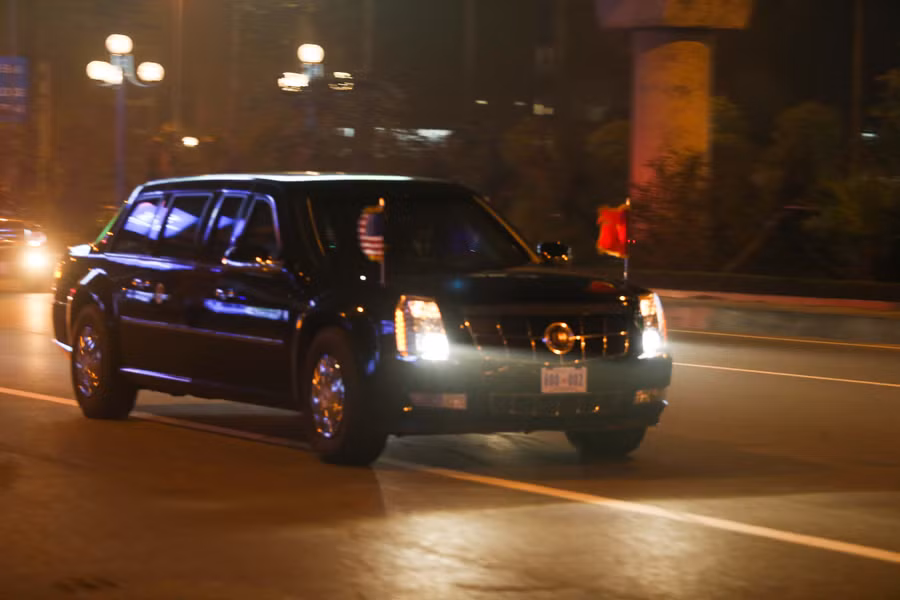Xe chở Tổng thống Donald Trump rời sân bay Nội Bài về trung tâm Hà Nội. Ảnh: Thế Quang. Xe chở Tổng thống Donald Trump rời sân bay Nội Bài về trung tâm Hà Nội. Ảnh: Thế Quang.