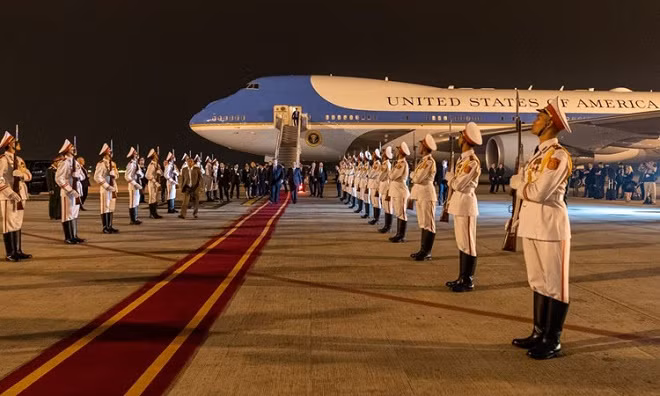 Nghi lễ chào đón Tổng thống Mỹ Donald Trump tại sân bay Nội Bài tối 26/2. Ảnh: Nhà Trắng. Nghi lễ chào đón Tổng thống Mỹ Donald Trump tại sân bay Nội Bài tối 26/2. Ảnh: Nhà Trắng.