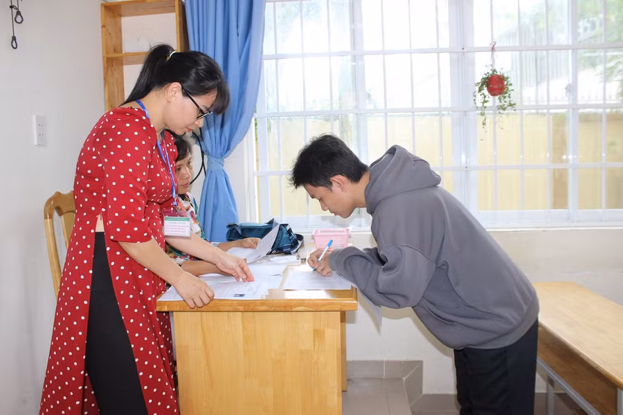 Thí sinh ký tên điểm danh trước giờ thi tại hội đồng thi Trường THPT Trần Nguyên Hãn Thí sinh ký tên điểm danh trước giờ thi tại hội đồng thi Trường THPT Trần Nguyên Hãn