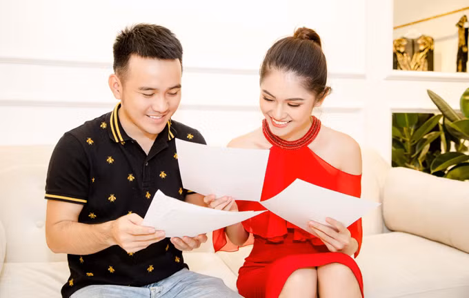 NTK Lê Thanh Hòa cũng cho biết, anh nắm rõ tính chất của sân chơi này nên các thiết kế đều mang tinh thần sang trọng, gợi cảm vừa phải nhằm phô diễn được đường cong, hình thể của cô gái độ tuổi đôi mươi. Màu sắc cũng sẽ nhã nhặn để phù hợp với tông da của Thùy Dung. a-hau-thuy-dung-thu-trang-phuc-chun-chi-cho-hoa-hau-quoc-te-2017-8