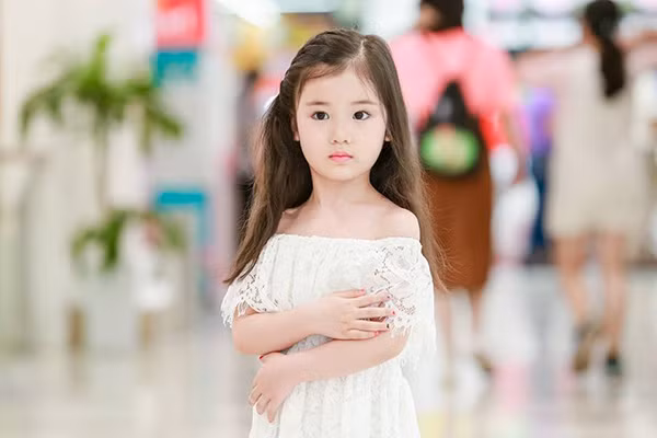 ve-dang-yeu-cua-co-nhoc-5-tuoi-nguoi-viet-vua-duoc-phong-cong-chua-chau-a-8