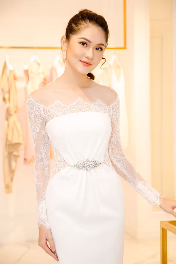 Người đẹp sinh năm 1996 khoe nhan sắc cuốn hút khi khoác trên mình nhiều bộ cánh với form dáng, chất liệu, màu sắc đa dạng. a-hau-thuy-dung-thu-trang-phuc-chun-chi-cho-hoa-hau-quoc-te-2017-1