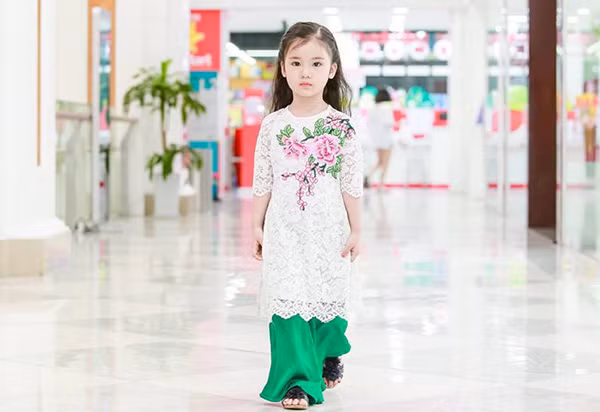 ve-dang-yeu-cua-co-nhoc-5-tuoi-nguoi-viet-vua-duoc-phong-cong-chua-chau-a-7