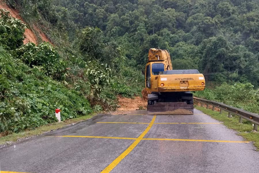 Lực lượng chức năng khắc phục sạt lở trên Quốc lộ 48A. (Ảnh: CTV) Lực lượng chức năng khắc phục sạt lở trên Quốc lộ 48A. (Ảnh: CTV)