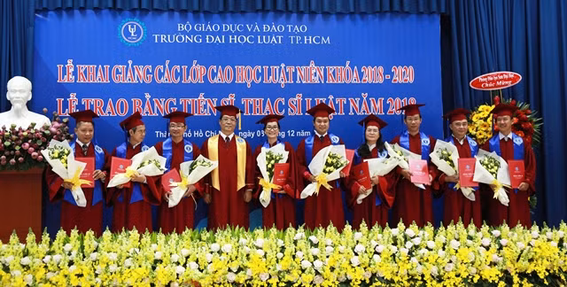 Các tân Tiến sĩ nhận bằng tại lễ tốt nghiệp
