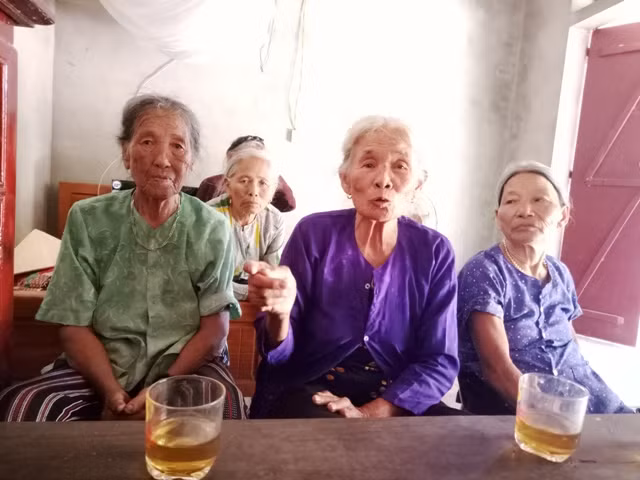 Bà Nguyễn Thị Thanh (giữa), nguyên Chính trị viên Trung đội nữ dân quân Hoằng Hải kể lại thời oanh liệt. Ảnh: T.G