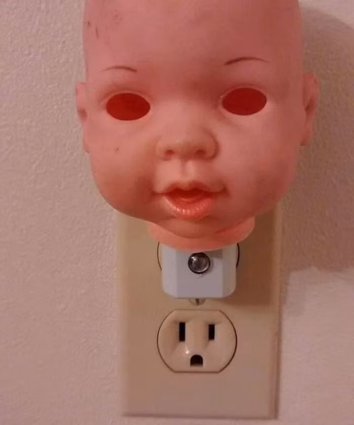 Tận dụng búp bê hỏng làm đèn ngủ, hết hồn khi thấy kết quả ảnh 2 Tận dụng búp bê hỏng làm đèn ngủ, dân mạng được phen hết hồn khi nhìn thấy kết quả của sự sáng tạo đáng sợ này