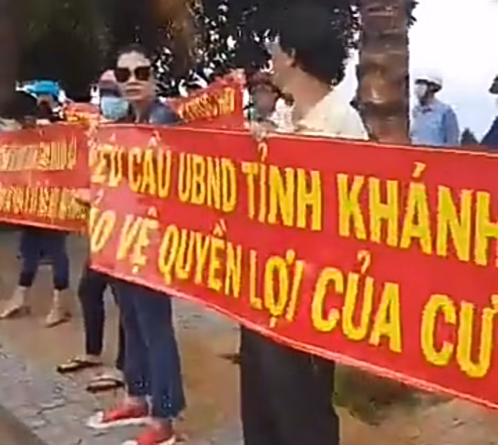 Người dân tụ tập phản đối chủ đầu tư chậm giao nhà trước cổng UBND tỉnh Khánh Hòa