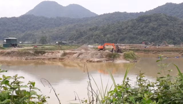 Hiện trường khai thác cát ngay sát khu di tích