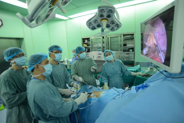 Các bác sĩ Bệnh viện Đại học Y Dược TP HCM đang thực hiện phẫu thuật nội soi cắt gan. Các bác sĩ bệnh viện Đại học Y Dược TP HCM đang thực hiện phẫu thuật nội soicắt gan. Ảnh: N.P