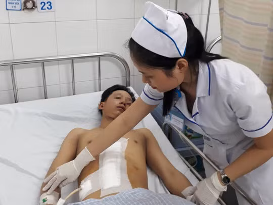 Bị tai nạn giao thông, gan trái thanh niên 18 tuổi gần đứt lìa