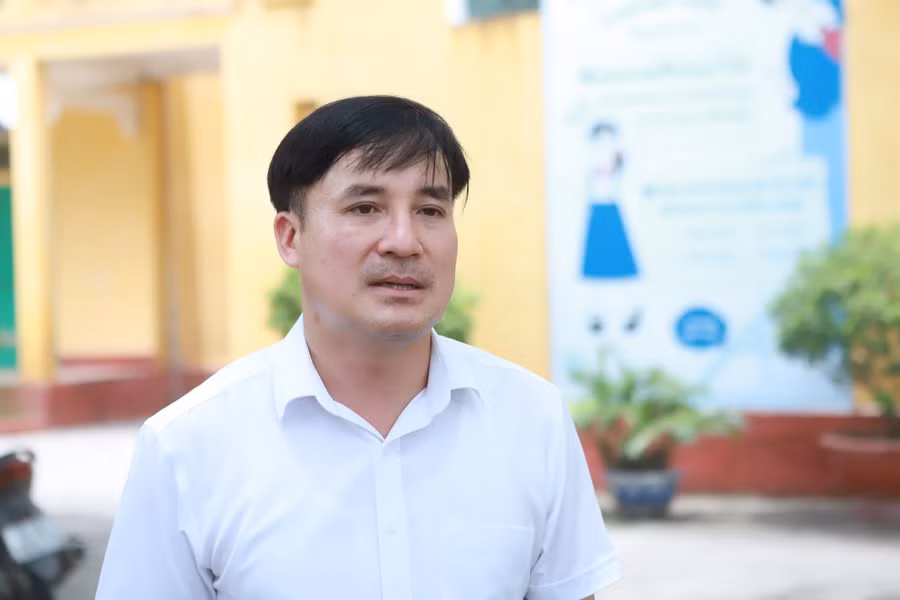 Thầy Lê Văn Chương - Hiệu trưởng Trường THCS Giao Yến. Ảnh: Đình Tuệ.