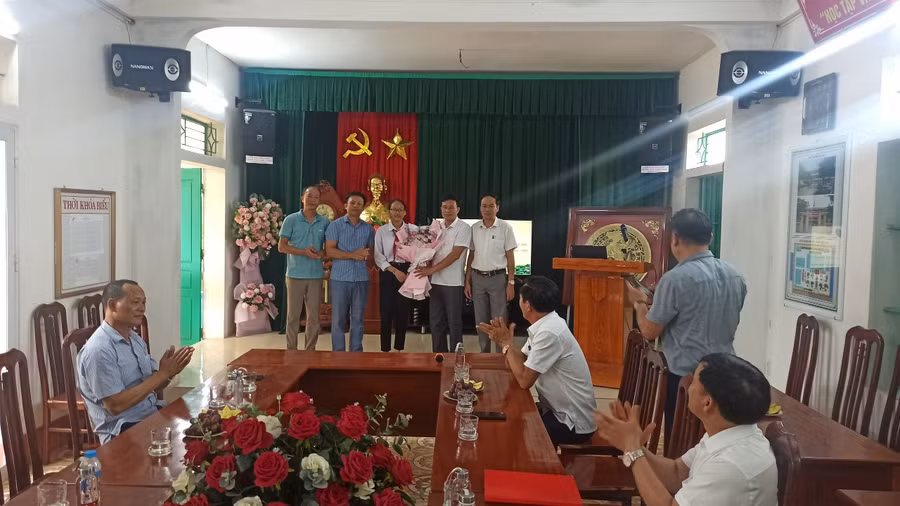 Lãnh đạo địa phương tới chúc mừng thành tích của em Đoàn Thị Diệp tại Trường THCS Giao Yến.