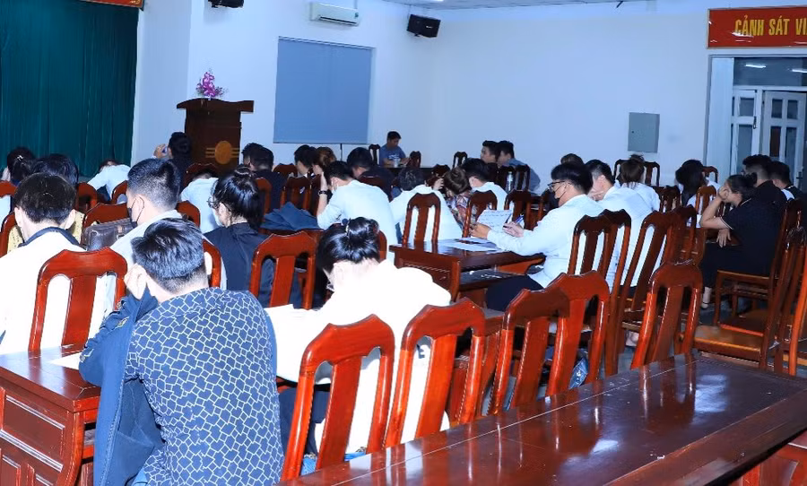 Một số nhân viên Công ty Lộc Phúc lấy lời khai tại cơ quan công an.