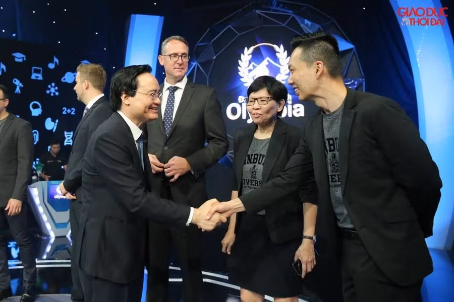 Bộ trưởng gặp mặt ban cố vấn của cuộc thi, những người giúp cho cuộc thi có đáp án công minh và chính xác nhất.