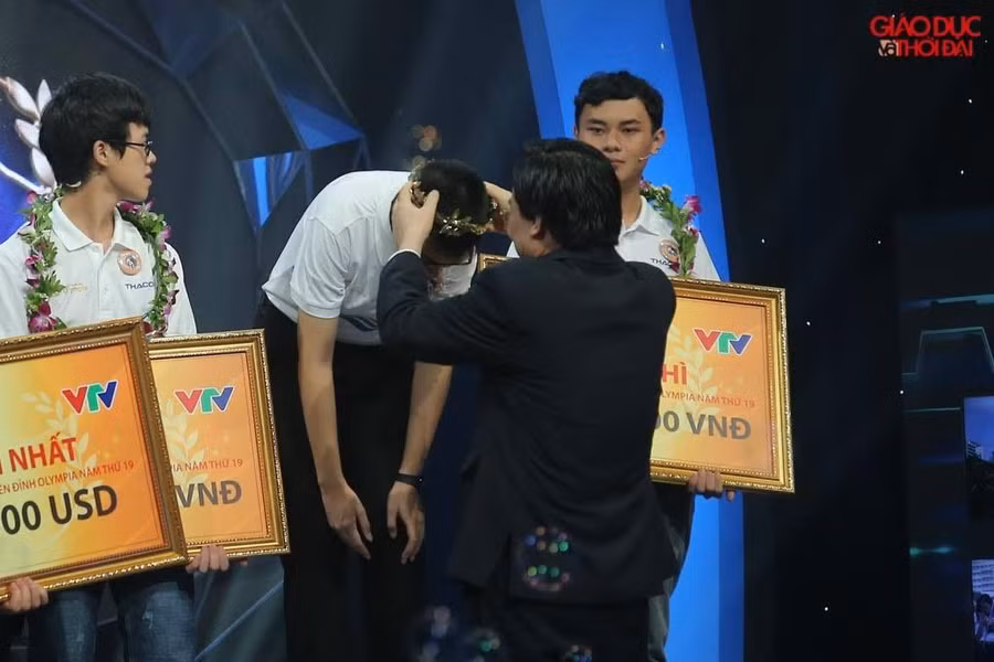 Vòng nguyệt quế được chính tay Bộ trưởng đội cho nhà vô địch Trần Thế Trung.