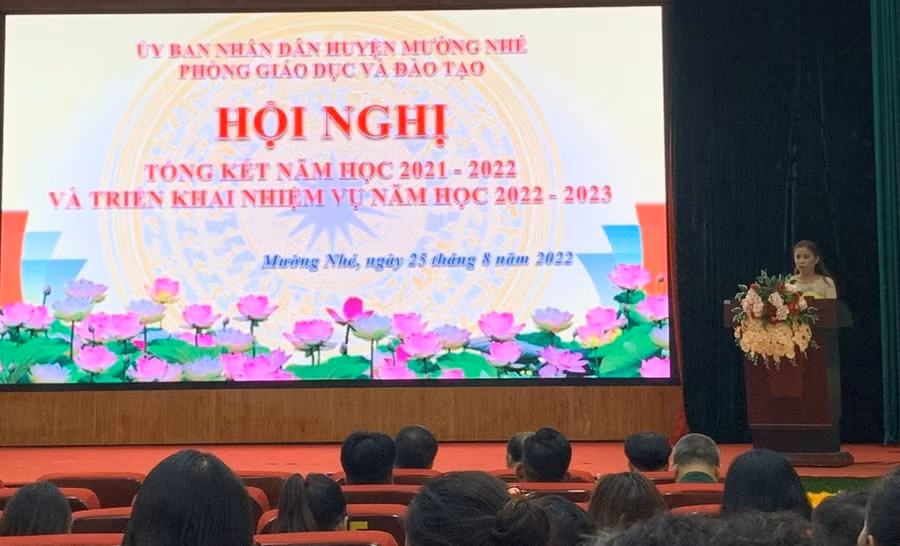 Cô Phượng phát biểu tại hội nghị triển khai nhiệm vụ năm học mới.