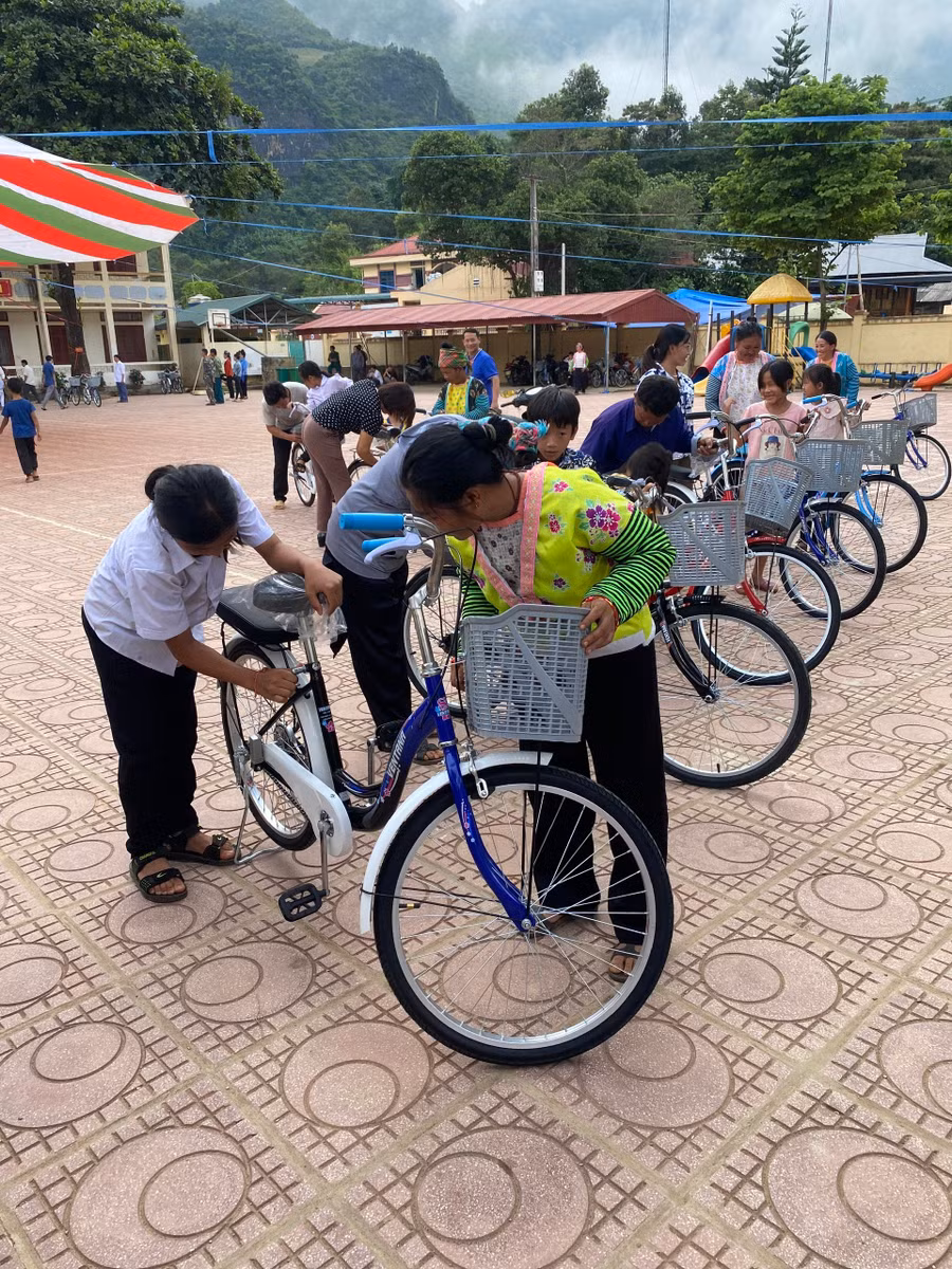 Học sinh tiếp nhận xe đạp mới.