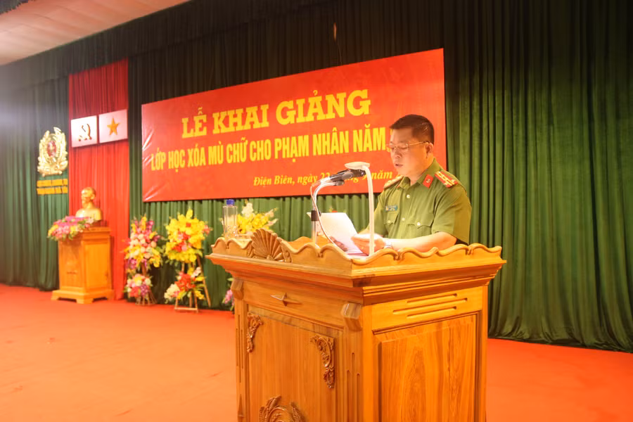 Đại tá Vũ Thế Chuyền, Giám thị Trại giam Nà Tấu phát biểu. Đại tá Vũ Thế Chuyền, Giám thị Trại giam Nà Tấu phát biểu.