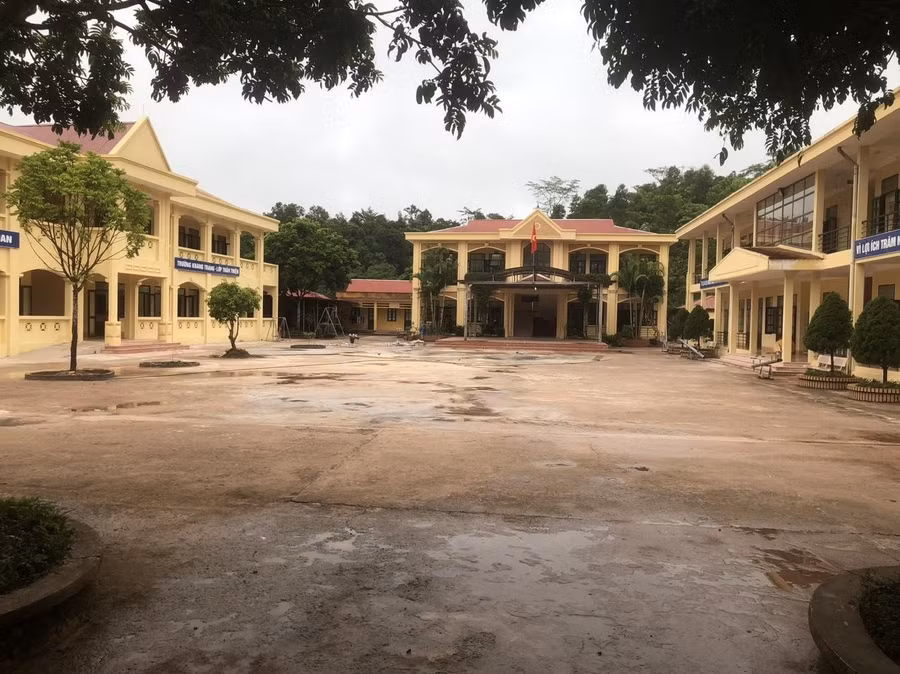 Khuôn viên nhà trường. Khuôn viên nhà trường.