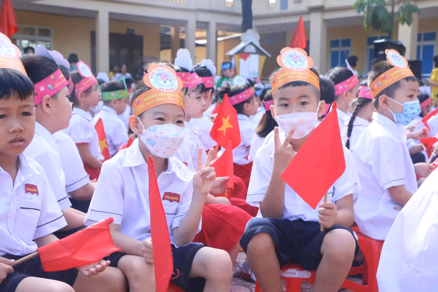 Khoảnh khắc đáng yêu của các cô cậu tân học sinh lớp 1.