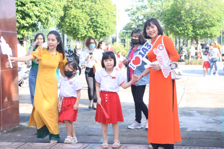 Trẻ còn bỡ ngỡ vì lần đầu đến nhận lớp mới, cô giáo mới.