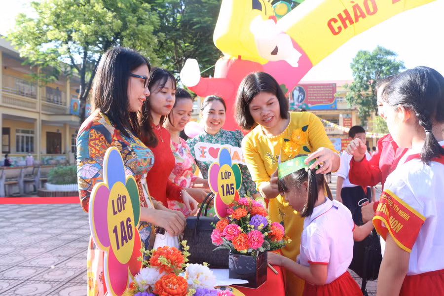 Từng chiếc mũ nhỏ xinh mang theo logo của nhà trường được các cô giáo đội lên đầu học sinh lớp 1 như lời chào đón nồng nhiệt nhất.