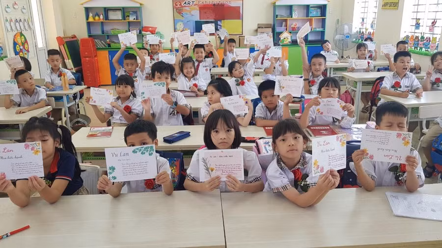 Từng tấm thiệp nhỏ mang theo suy nghĩ, cảm xúc và lời chúc của trẻ tới cha mẹ về ý nghĩa của Lễ Vu lan báo hiếu thật sự rất đáng trân trọng.