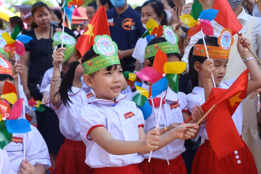 Những cánh chong chóng quay tít hòa cùng sắc cờ đỏ thắm như hi vọng vào một năm học sẽ thật thành công với cả thầy trò nhà trường.