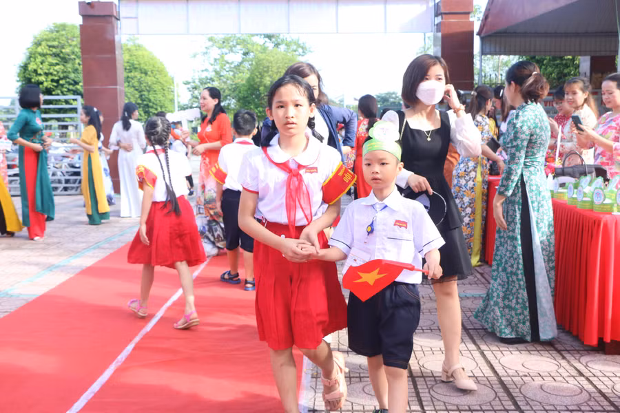 Các anh chị lớp trên tự tin dắt tay các em lớp 1 vào hàng lối của lớp mình là những hình ảnh thật đẹp.