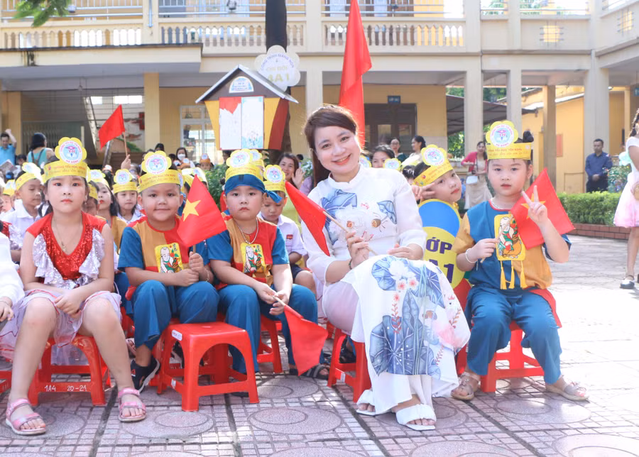 Cô trò cùng lưu lại khoảnh khắc đáng nhớ này sau 2 năm bị gián đoạn vì dịch bệnh.