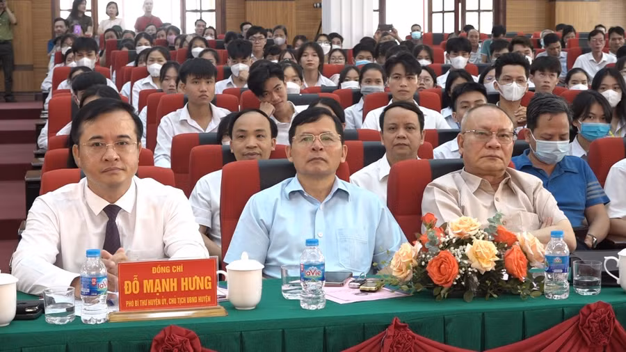 Các đại biểu tham dự hội nghị tuyên dương khen thưởng. Các đại biểu tham dự hội nghị tuyên dương khen thưởng.