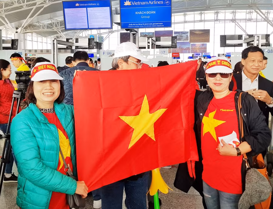 Những nụ cười trước giờ lên đường của cổ động viên.